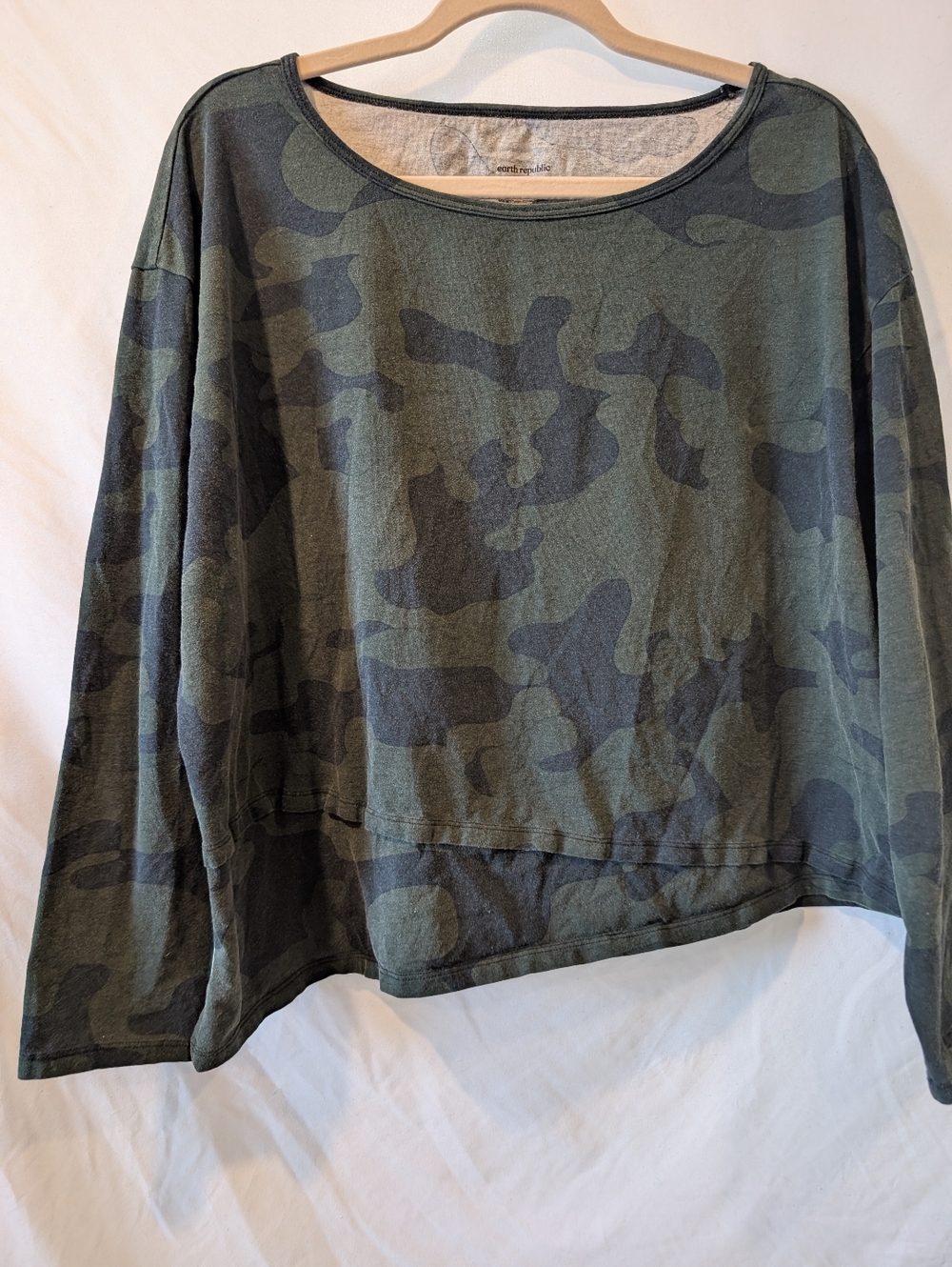 Earth Republic Yoga Athleisure Camo Print Long Sleeve Tee - Olive Green Camoufla